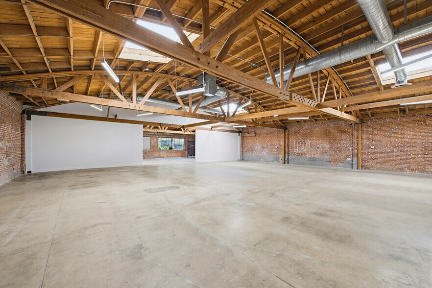 More Photos Of 2210 W Temple St, Los Angeles Showroom For Lease