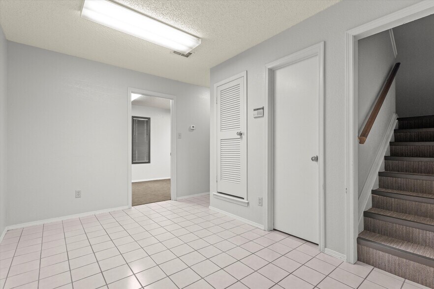 More Photos Of 8008 Slide Rd, Lubbock Office For Sale