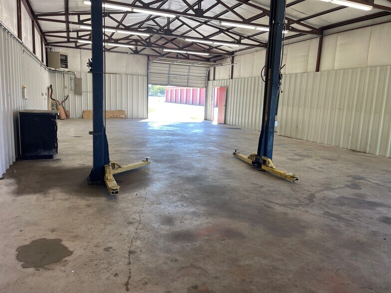 More Photos Of 15 Oak Dr, Shawnee Self Storage For Lease