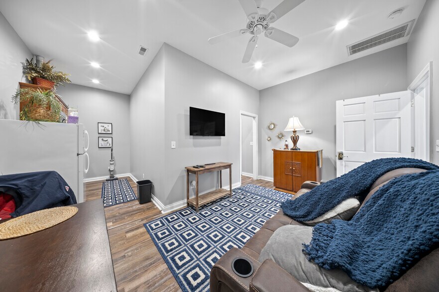 More Photos Of 3224 Winchester Ave, Ashland Flex For Sale