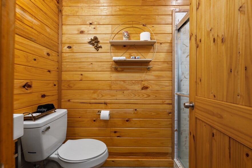 More Photos Of 212 Co 413 rd, Spicewood Hotel For Sale