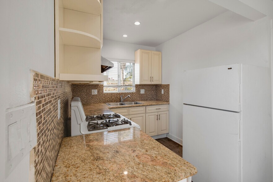 More Photos Of 520 W 82nd St, Los Angeles Apartments For Sale