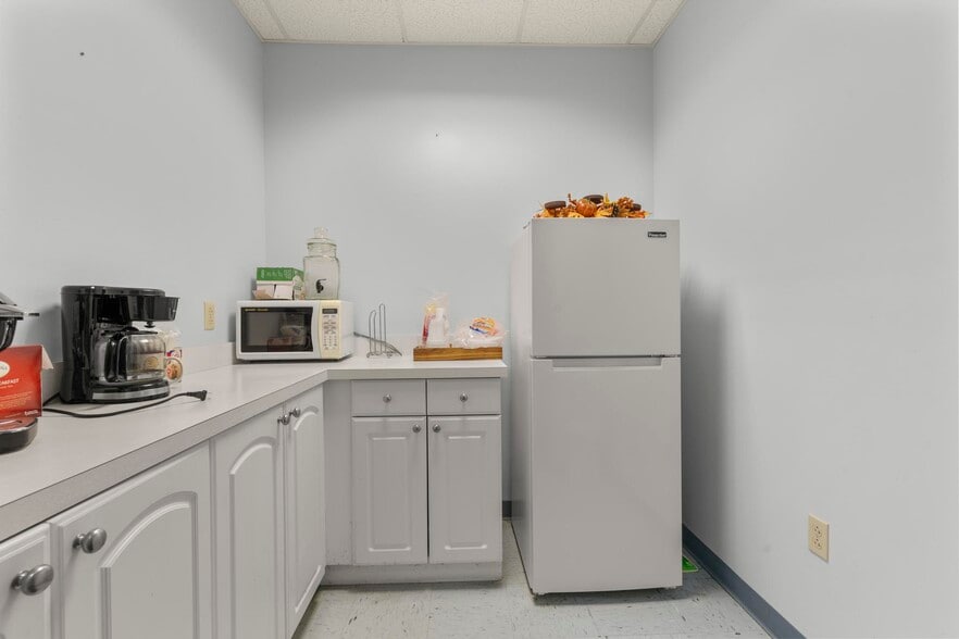 More Photos Of 378 Windsor Ave, Windsor Office For Sale