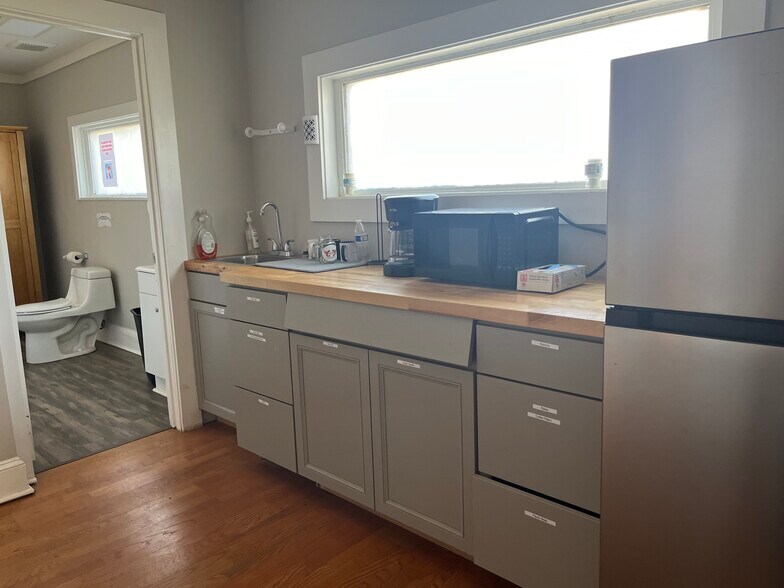 More Photos Of 608 Rountree Rd, Charlotte Office For Lease