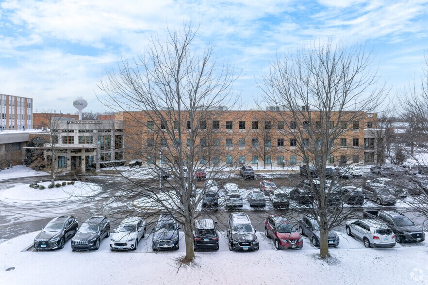 More Photos Of 150 N River Rd, Des Plaines Medical For Lease