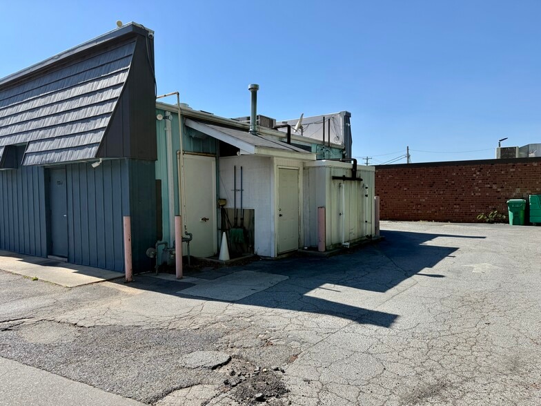 More Photos Of 1506 N Main St, High Point Restaurant For Sale