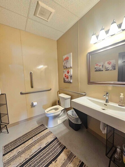 More Photos Of 170 W Circle Dr, Saint Charles Manufacturing For Sale