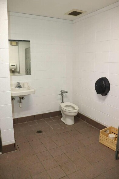 More Photos Of 1301 Industrial Park Rd, Mountain Grove Warehouse For Sale