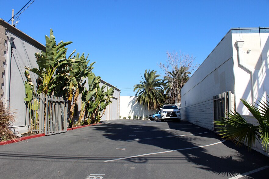 More Photos Of 6944 Reseda Blvd, Reseda Freestanding For Lease