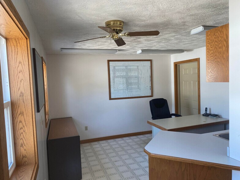 More Photos Of 10960 N 142nd St, Waverly Self Storage For Lease