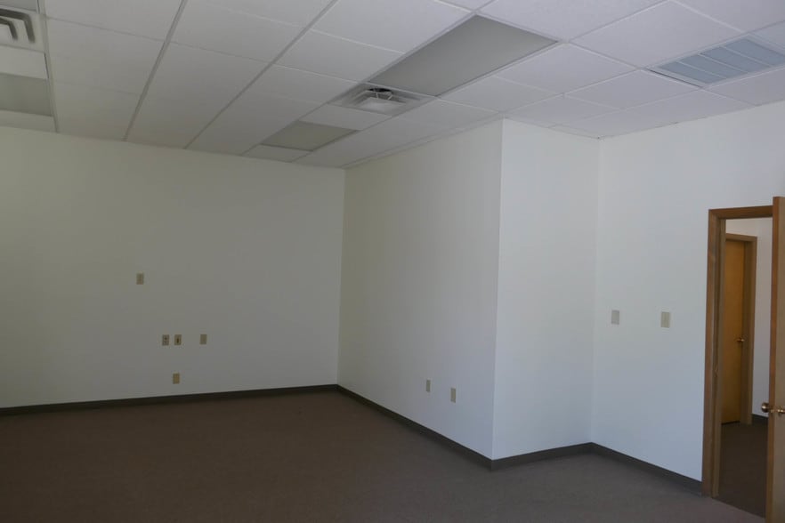 More Photos Of 10427 Cogdill Rd, Knoxville Light Distribution For Lease