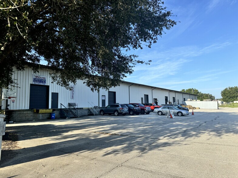 More Photos Of 13537 Granville Ave, Clermont Warehouse For Lease