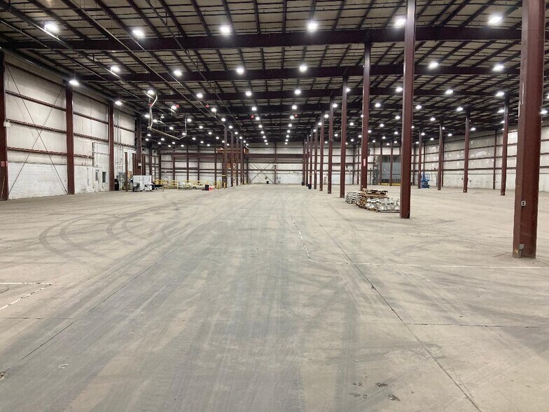 More Photos Of 35660 Clinton St, Wayne Manufacturing For Lease