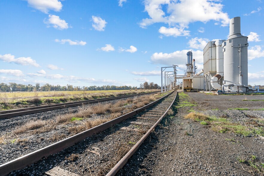 More Photos Of 405 Hoosier, Stanfield Food Processing For Lease
