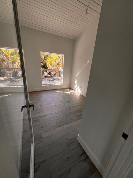 More Photos Of 2407 Periwinkle Way, Sanibel Unknown For Lease