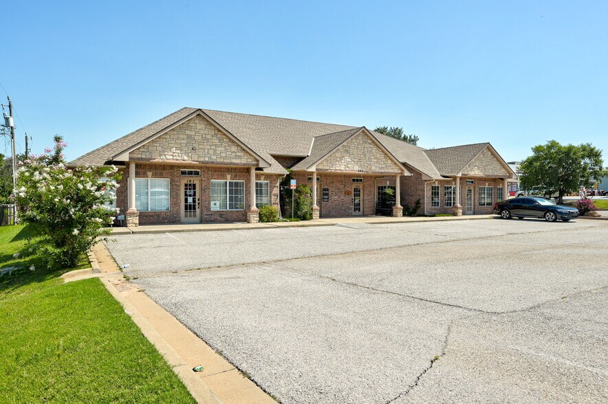 More Photos Of 543 E Ok-152, Mustang Office For Sale