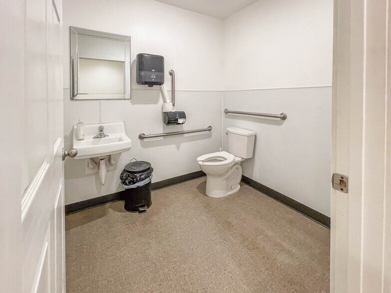 More Photos Of 1625 W Duke Rd, Sutherlin Warehouse For Sale