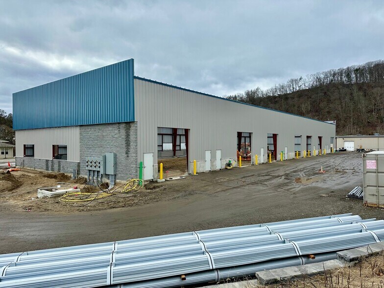 More Photos Of 984 Federal Rd, Brookfield Warehouse For Lease