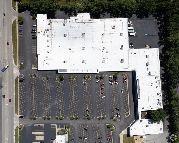 More Photos Of 204-324 E Geneva Rd, Wheaton Unknown For Lease