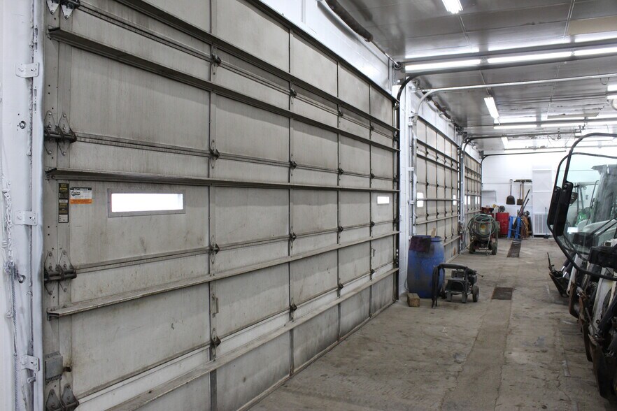 More Photos Of 541 W 90th St, Bloomington Showroom For Sale