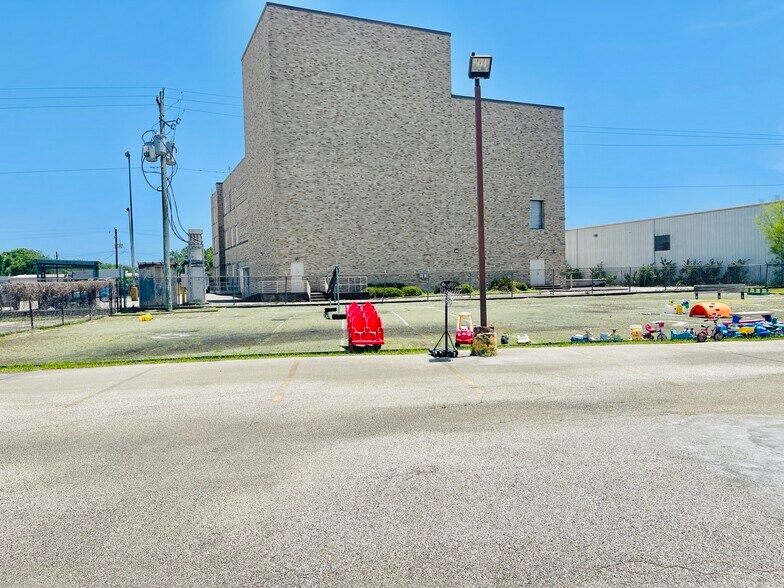 More Photos Of 7338 McHenry St, Houston Storefront Retail Office For Sale