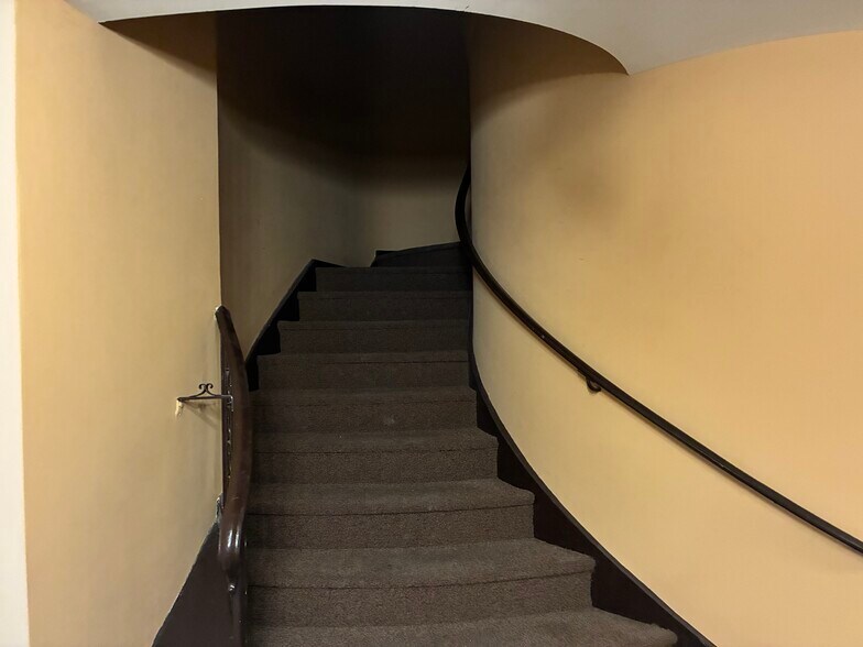 More Photos Of 817 Olive St, Saint Louis General Retail For Lease