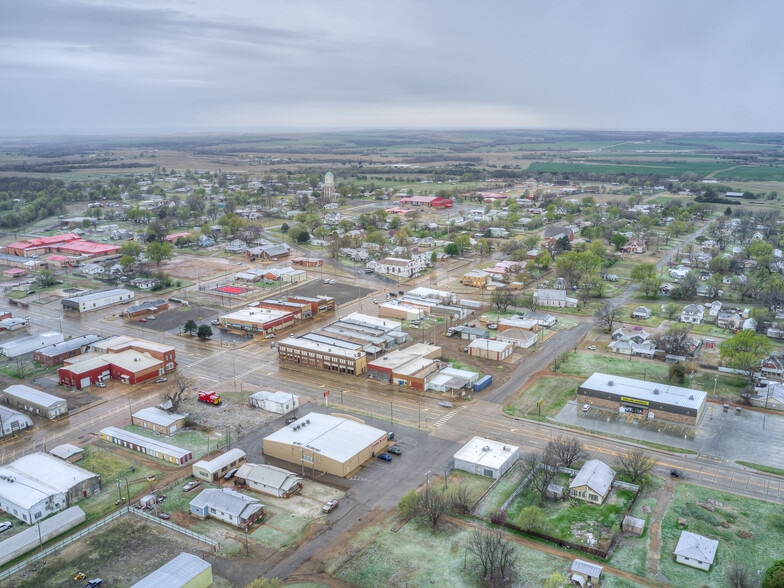 More Photos Of 200 N Broadway Ave, Geary Convenience Store For Sale