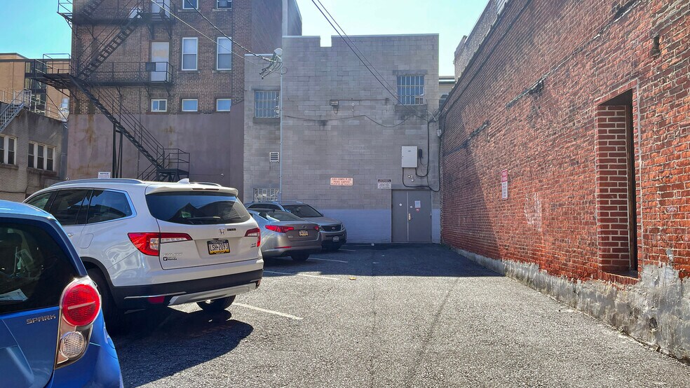 More Photos Of 927 W Hamilton St, Allentown Storefront Retail Office For Sale