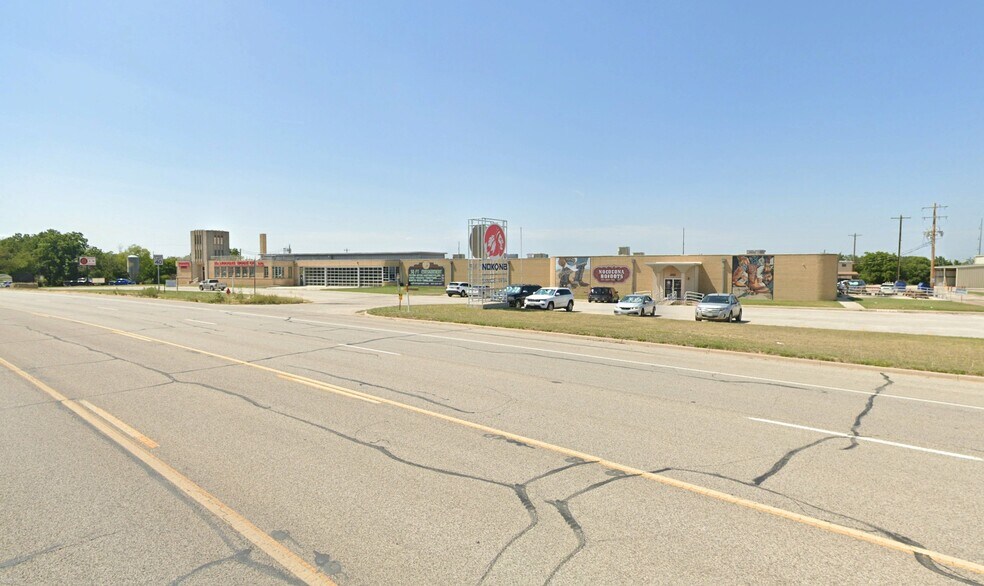 Primary Photo Of 901 E Highway 82, Nocona Manufacturing For Sale