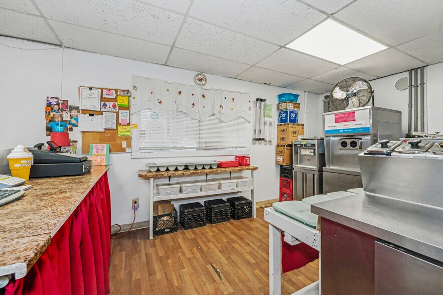 More Photos Of 3 John St, Nassau Freestanding For Sale