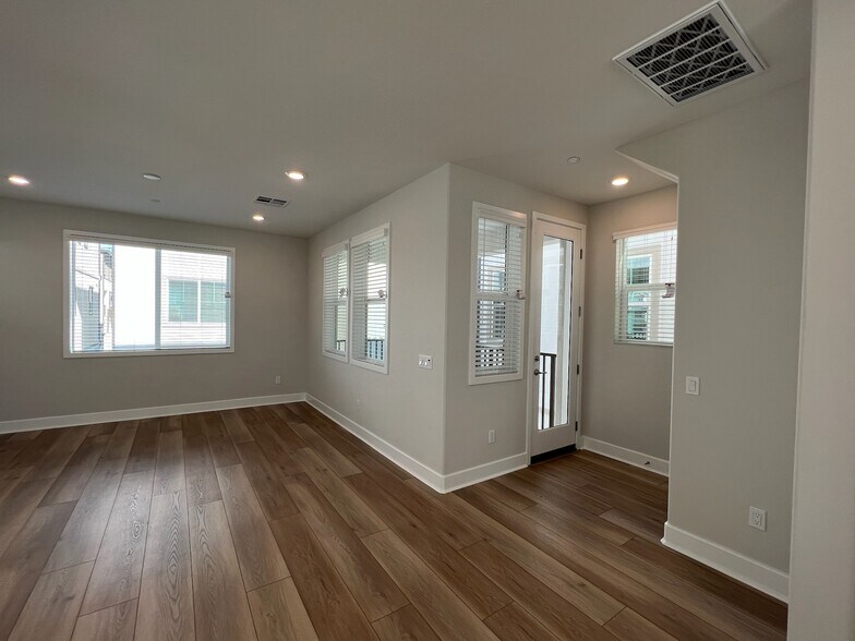 More Photos Of 3005 Cochran St, Simi Valley Specialty For Lease