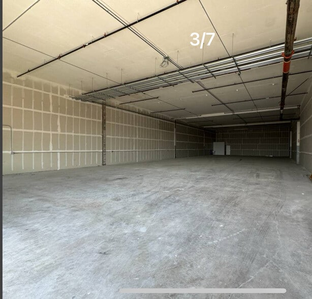 More Photos Of 4225 W Indian School Rd, Phoenix Warehouse For Lease