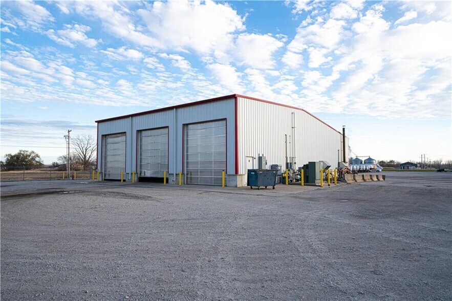 More Photos Of 1507 Roseport Rd, Elwood Warehouse For Lease