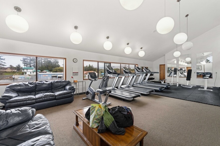 More Photos Of 985 Newmark Ave, Coos Bay Health Club For Sale
