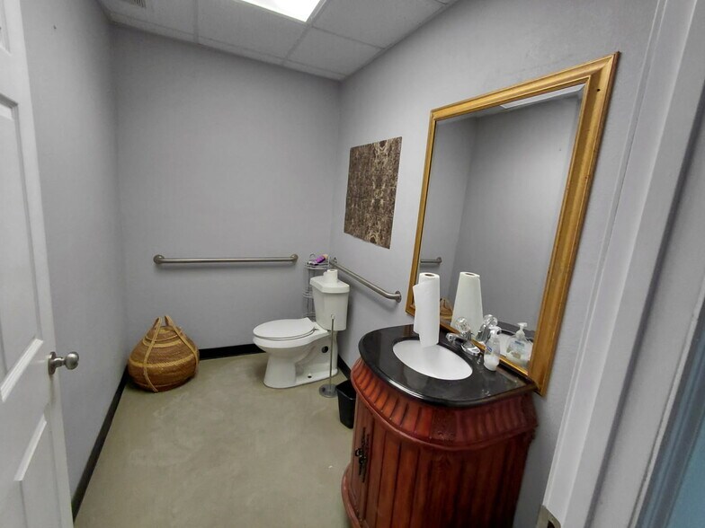 More Photos Of 9025 Cullen Blvd, Houston Unknown For Lease