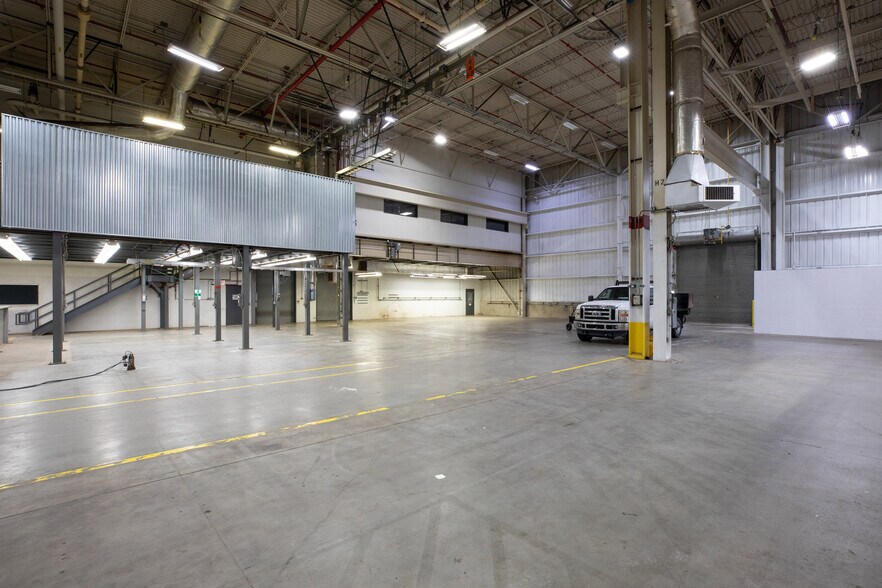 More Photos Of 11401 N Congress Ave, Kansas City Manufacturing For Lease