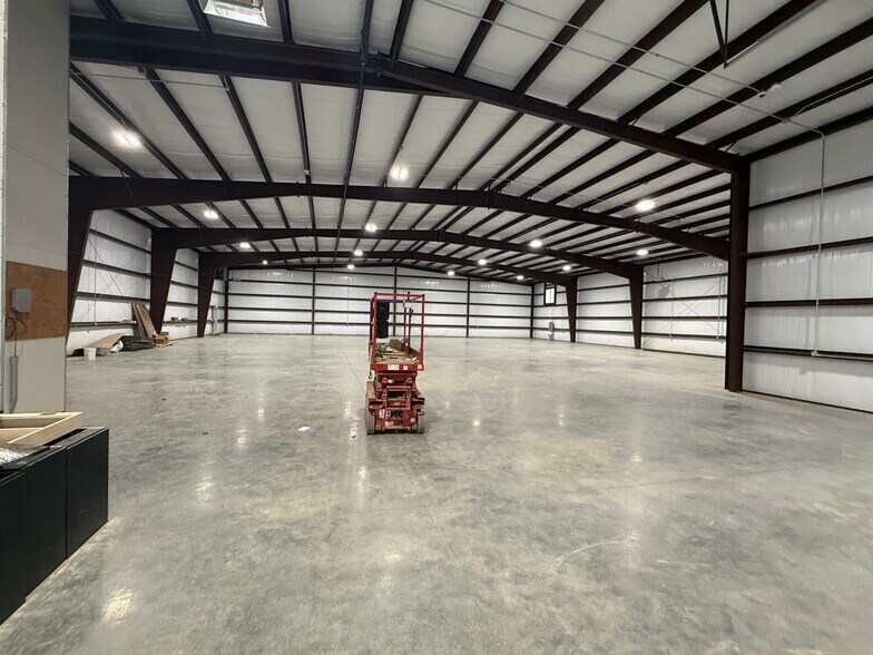 More Photos Of 595 Kawneer dr, Springdale Warehouse For Lease