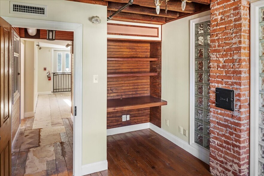 More Photos Of 159 N Sycamore St, Newtown Office For Lease