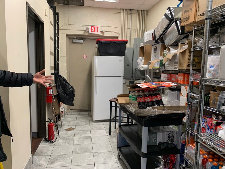 More Photos Of 90 W Maple Rd, Troy Restaurant For Lease