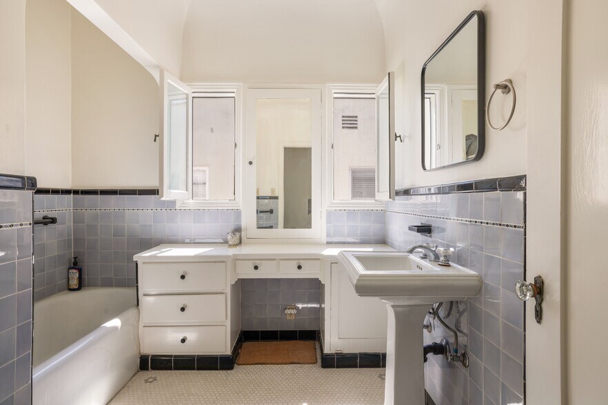 More Photos Of 326 N Sycamore Ave, Los Angeles Apartments For Sale