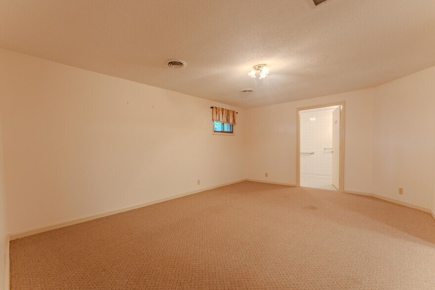 More Photos Of 508 N Broadway, Peru Office For Sale