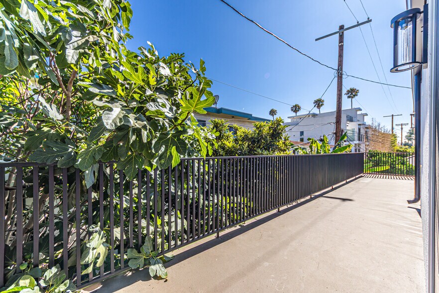 More Photos Of 5436 Romaine St, Los Angeles Apartments For Sale