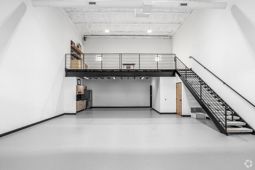 More Photos Of 7700 Broadway Ext, Oklahoma City Light Distribution For Sale