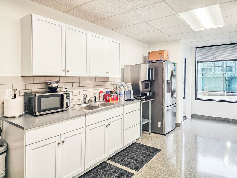 More Photos Of 5601 N 103rd St, Omaha Office For Sale