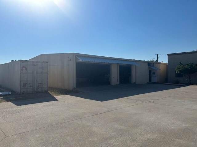 More Photos Of 8501 Jacksboro Hwy, Lakeside Warehouse For Sale