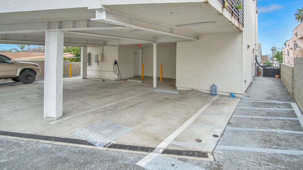 More Photos Of 5353 Oakland St, Los Angeles Apartments For Sale
