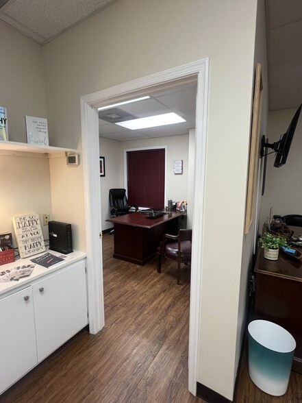 More Photos Of 161 Prosperity Dr, Winchester Showroom For Lease