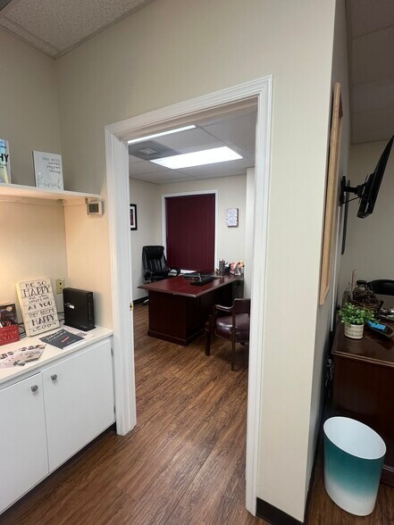 More Photos Of 161 Prosperity Dr, Winchester Showroom For Lease