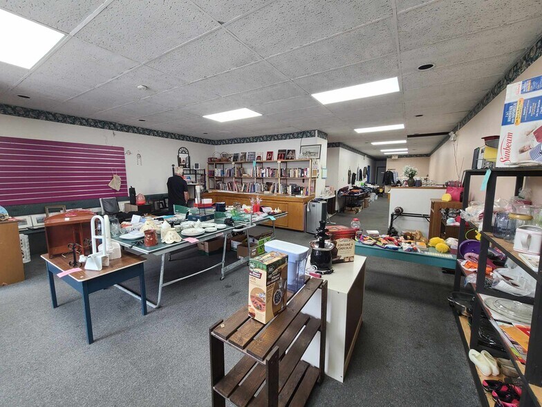 More Photos Of 5014 50 Av, Ponoka Storefront Retail Office For Sale