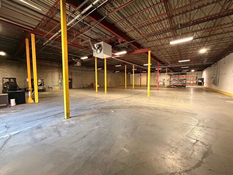 More Photos Of 100 Chamber Plz, Charleroi Supermarket For Lease